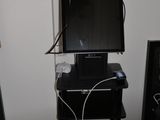 un petit téléviseur posé sur une petite table dans un coin de la pièce