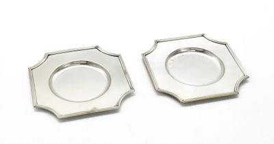 paire de dessous de verre plaqués argent sur fond blanc