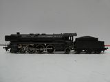 un train noir sur les rails, sur un fond blanc