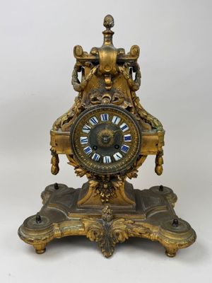 une horloge posée sur une table