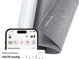 quelqu'un est en train de prendre sa tension artérielle avec un smartphone