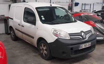 une camionnette blanche garée dans un garage