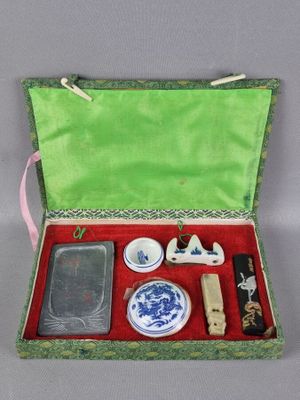 une boîte verte contenant quelques objets
