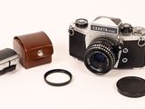 un appareil photo avec un étui en cuir et un objectif