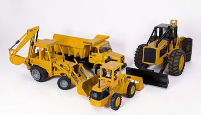 deux camions miniatures et un bulldozer sur fond blanc
