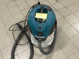 un aspirateur posé sur le sol de la pièce
