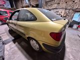 une voiture jaune garée dans un garage