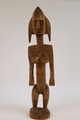une vieille statue en bois représentant un homme avec un oiseau sur la tête