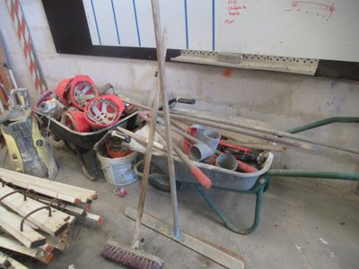 une brouette chargée d'outils dans une pièce