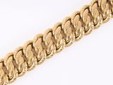 un bracelet en chaîne d'or à maillons torsadés