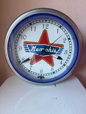 une horloge ornée d'une étoile, posée sur des toilettes