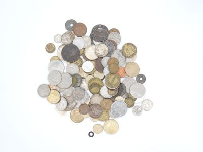 une pile de pièces de monnaie sur une surface blanche