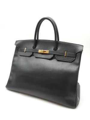 un sac à main en cuir noir sur fond blanc