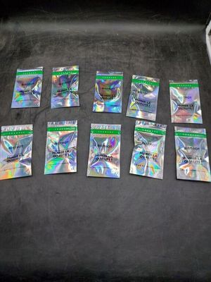 beaucoup de cartes Pokémon posées les unes à côté des autres sur le sol