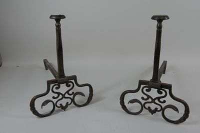 Paire de chenets en fer forgé à décor stylisé.
