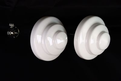 deux boutons blancs posés sur une surface noire