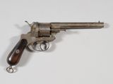 gros plan d'un revolver sur une surface blanche