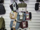 de nombreux bagages accrochés au mur d'un magasin