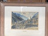 une photo d'un tableau représentant un village de montagne, posé sur un chevalet