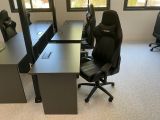une image représentant un bureau avec une chaise et un écran d'ordinateur