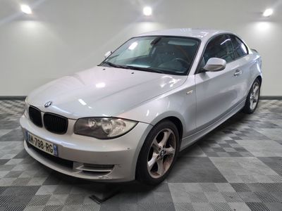 une photo d'une BMW blanche dans un garage