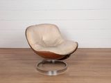 une chaise qui se trouve dans une pièce avec du parquet