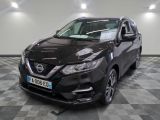 La Nissan Murano noire est garée sur un sol à damier.