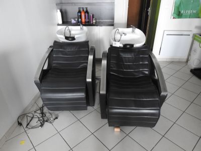 deux chaises qui se trouvent dans une pièce