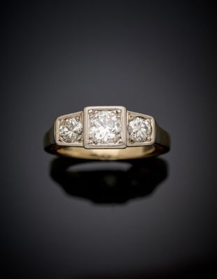 une bague ancienne sertie de trois diamants