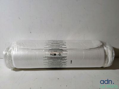 un rouleau de papier toilette emballé dans du plastique, posé sur une table