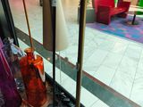 une lampe posée sur une table devant une fenêtre