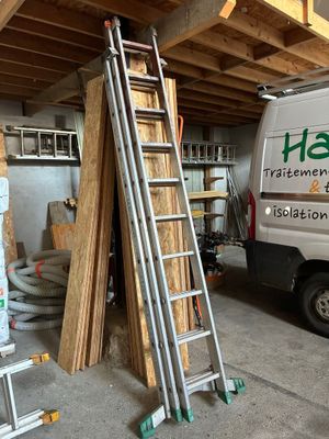 une camionnette garée dans un garage, à côté d'un tas de bois