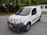 une camionnette blanche garée sur le parking