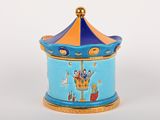 une boîte bleue et orange sur laquelle figure un carrousel