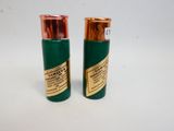 deux flacons de parfum posés sur une surface blanche