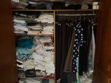 une armoire remplie de vêtements