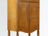 une armoire en bois avec un plateau en marbre sur fond blanc