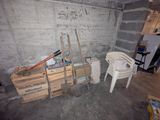 une pile de cartons et une chaise dans une pièce