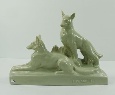 deux figurines de chiens assis l'une sur l'autre