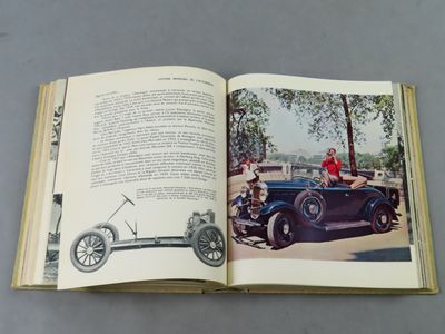un livre ouvert sur lequel figure l'image d'une vieille voiture et d'un homme portant un chapeau rouge