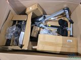 une boîte en carton remplie d'objets divers et une paire de ciseaux