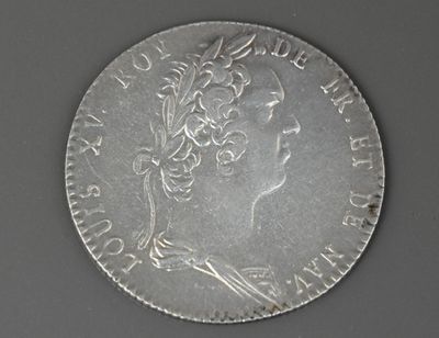 une vieille pièce d'argent portant une tête de femme