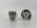 une tasse et une soucoupe placées l'une à côté de l'autre sur une table