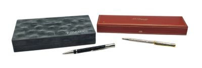 un stylo, une boîte et un stylo posés sur une table