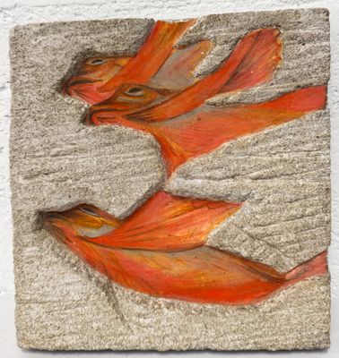 peinture représentant deux poissons orange sur un morceau de bois