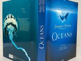 un livre ouvert sur lequel figure l'image d'une méduse nageant dans l'océan