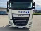 un camion blanc garé dans un parking
