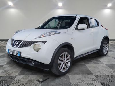 le suv nissan juke blanc est garé sur un sol en damier