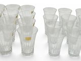 un grand nombre de verres alignés sur la table