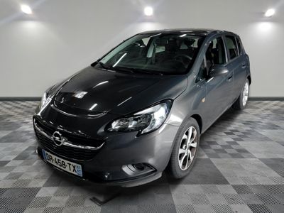 la photo d'une voiture grise garée dans un garage